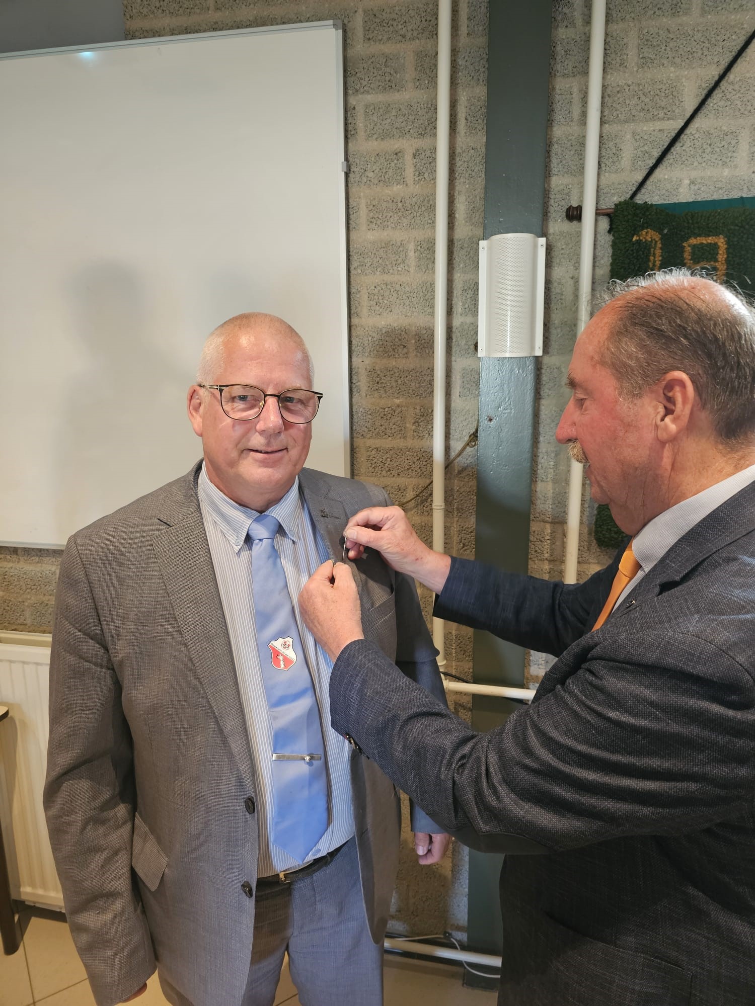 Zilveren Scheidsrechters speld voor Elderik Schoolderman